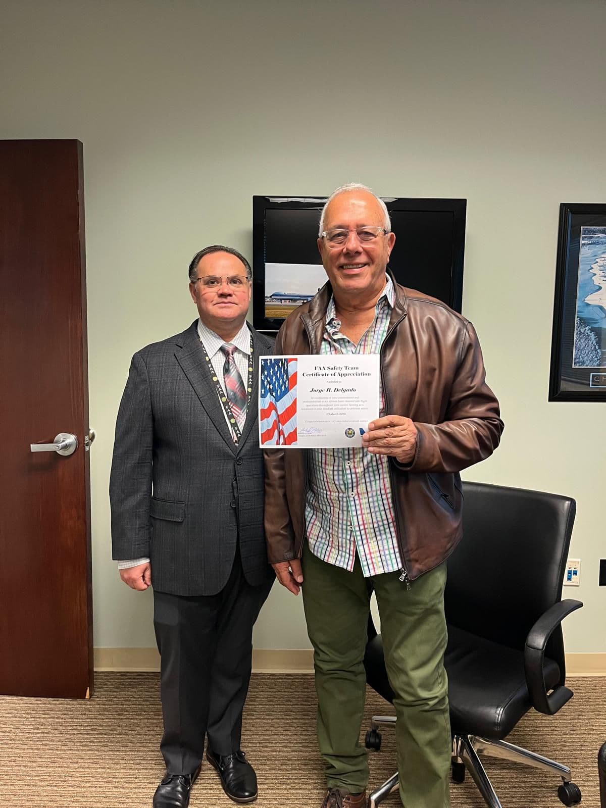 Capitán Jorge Delgado con el Director de la FAA recibiendo el Certificado de Apreciación